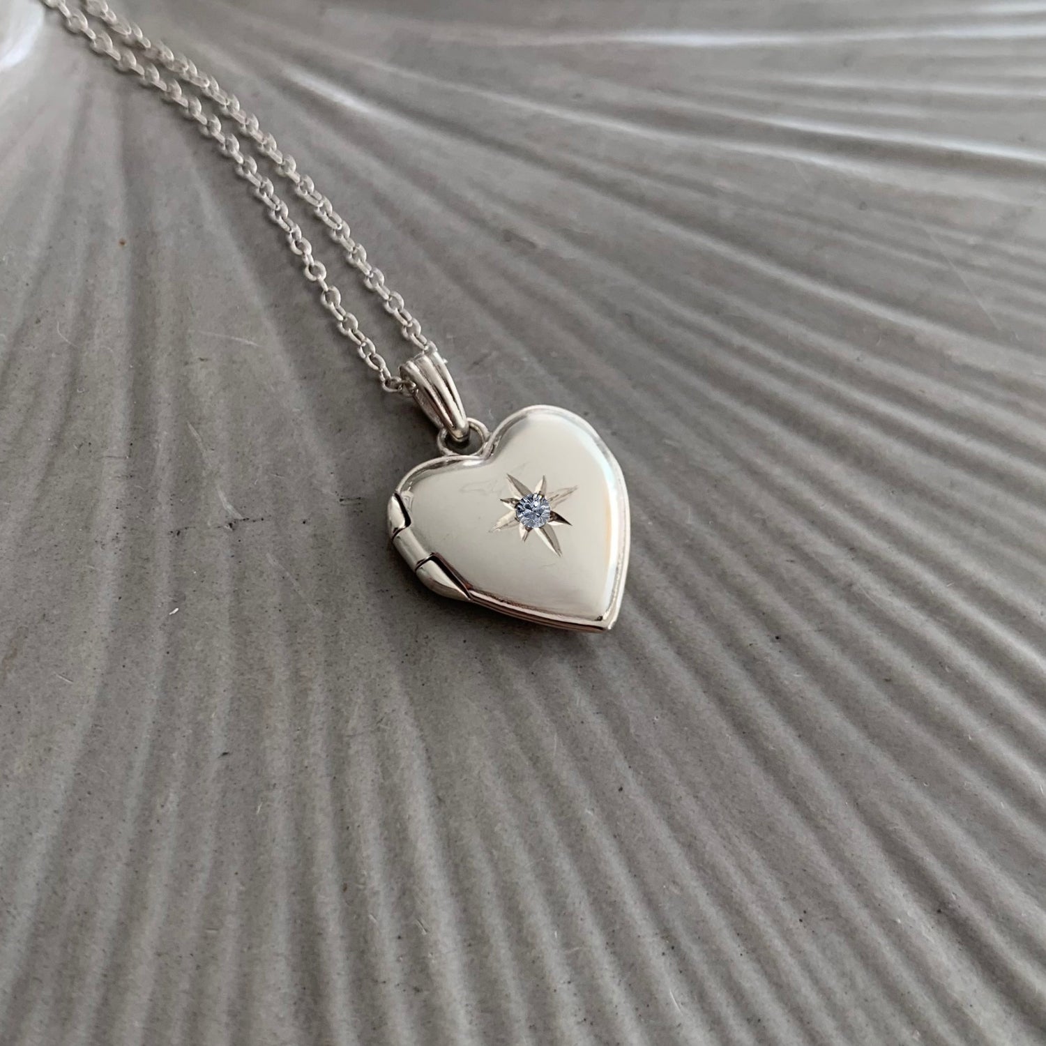 Relicário de Coração Cravejado Personalizado em Prata