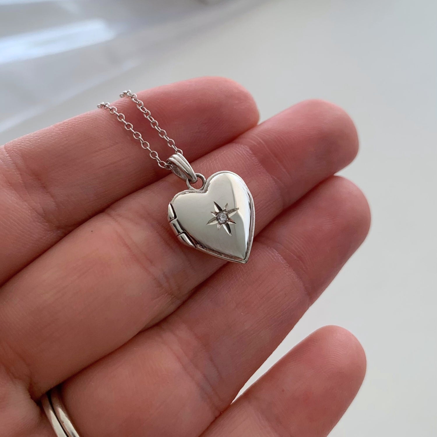 Relicário de Coração Cravejado Personalizado em Prata