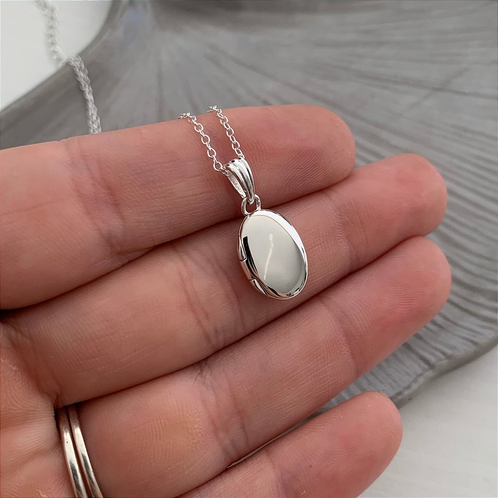 Relicário Oval Personalizado em Prata