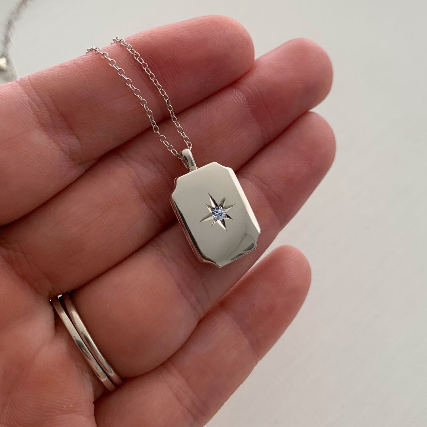 Relicário Eterno Cravejado Personalizado em Prata