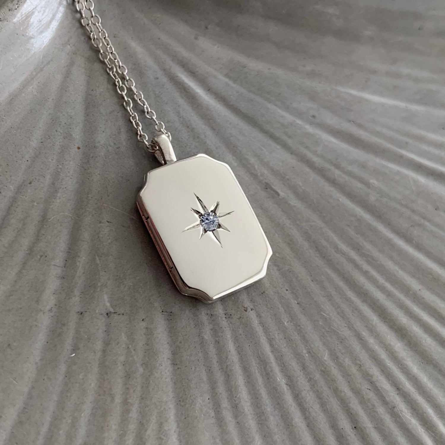 Relicário Eterno Cravejado Personalizado em Prata